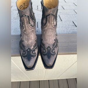 Beautiful corral boots!!!! Absolutely stunning, worn a couple times! 😍
